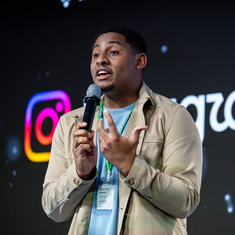 Gabriel Vital falando ao microfone no Meta Day